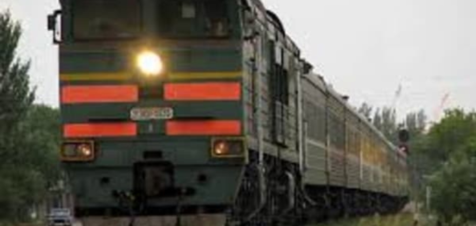 В Киеве мужчина 'столкнулся' с поездом и выжил