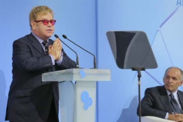 'Он может назвать меня идиотом': Элтон Джон решил поговорить с Путиным о геях