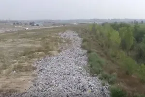 "Гроші не пахнуть": на звалищі під Києвом заробляють сотні тисяч, влаштувавши людям сморід