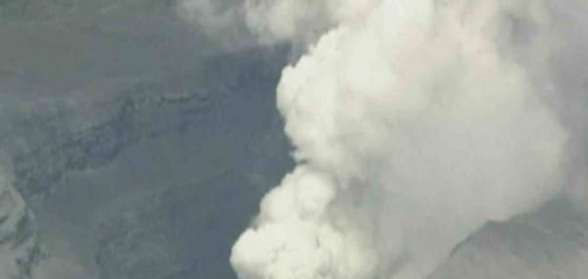 У Японії прокинувся найбільший у країні вулкан: страшне відео