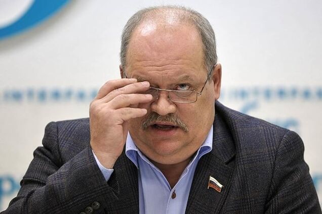 Пора худеть: российский депутат застрял в танке