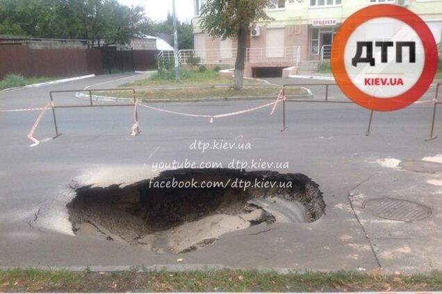 У Києві на Борщагівці провалився асфальт: фото глибокої ями