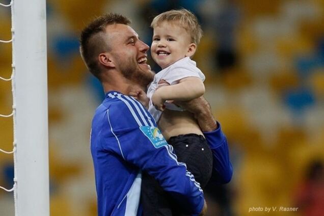 'Соберись!' Ярмоленко показал, как учит сына забивать голы: забавное видео