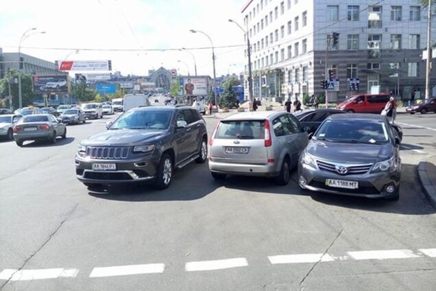 'Супергерои парковки' создали аварийную ситуацию в центре Киева: фото нарушителей