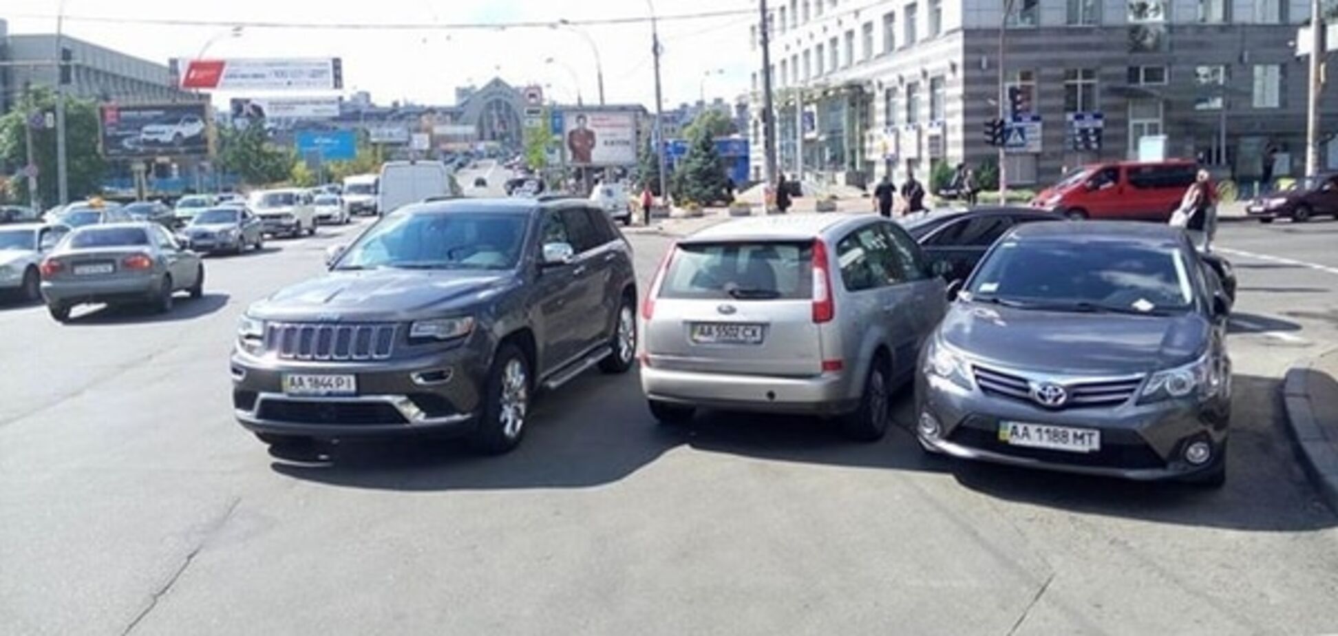 'Супергерої парковки' створили аварійну ситуацію в центрі Києва: фото порушників