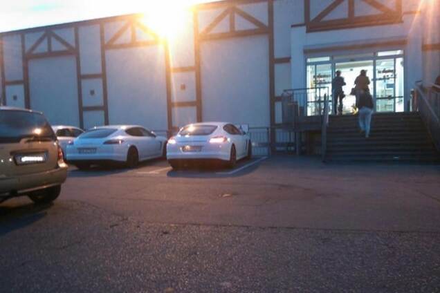 'Герої парковки': у Києві два Porsche перетворилися на інвалідів