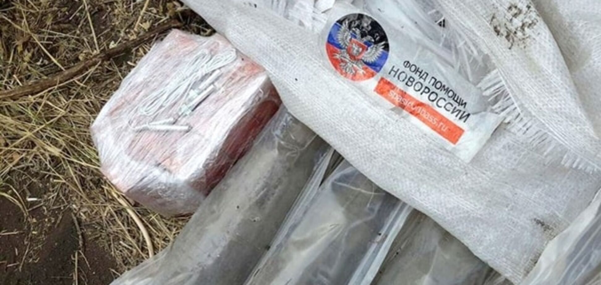 Под Мариуполем нашли взрывчатку в мешках из-под российской 'гуманитарки': фотофакт
