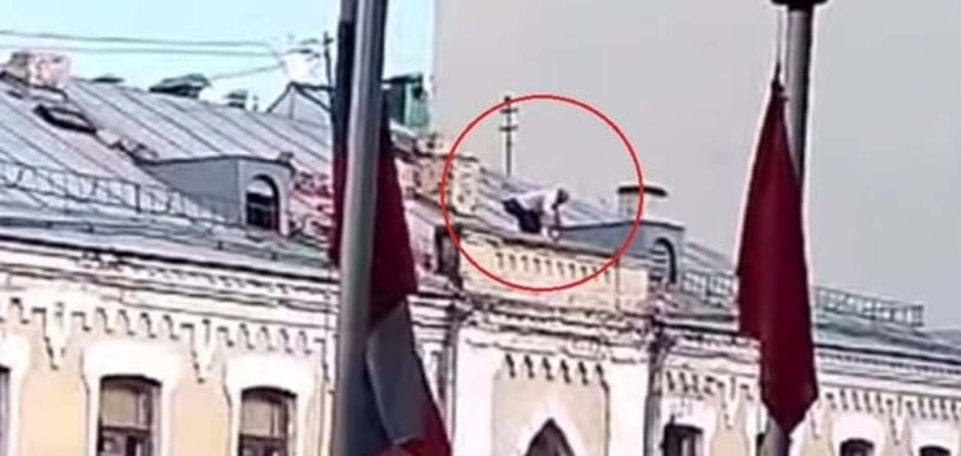 У Москві зняли з даху і затримали метальника цегл: відеофакт
