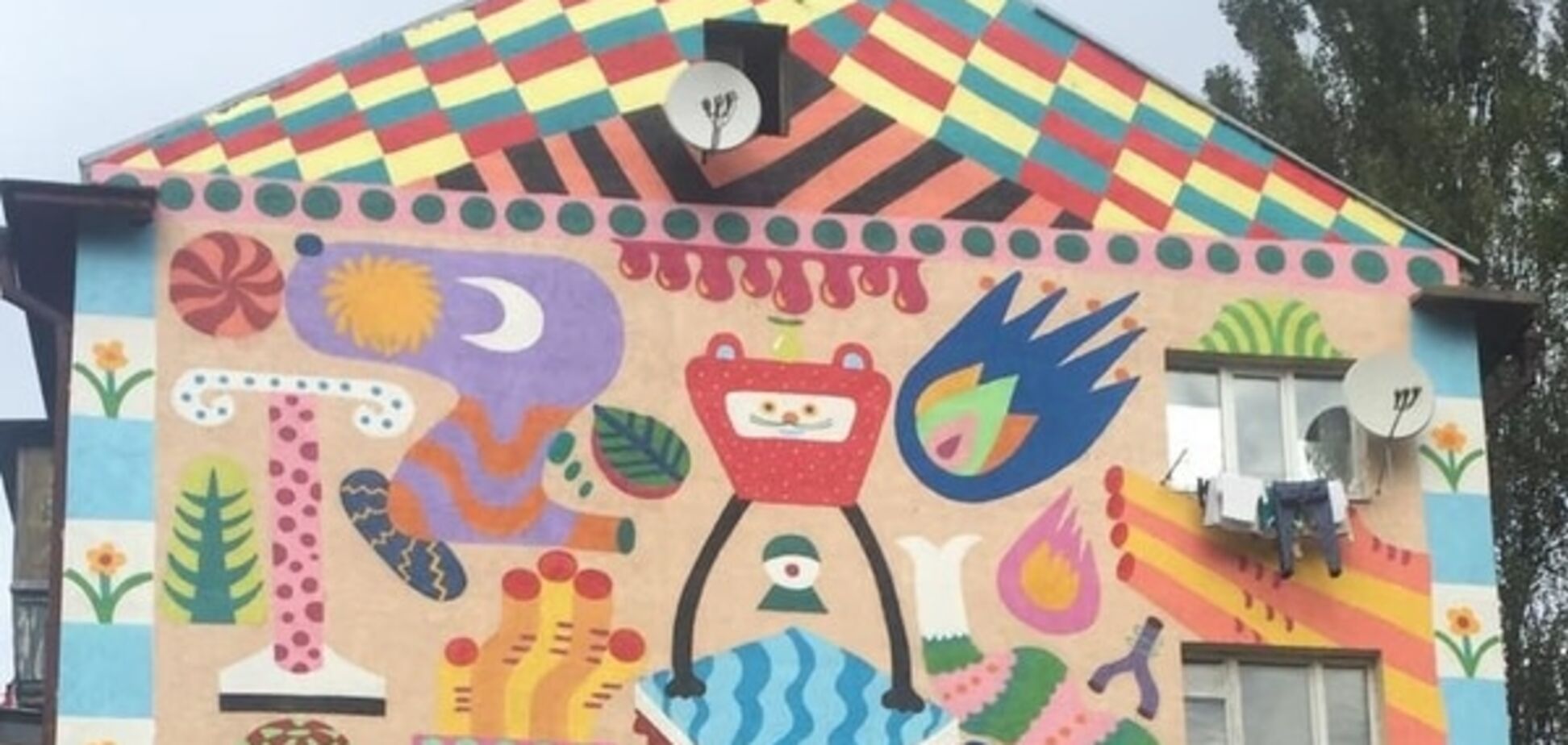 В Киеве появился мурал с мифическими животными: фотофакт