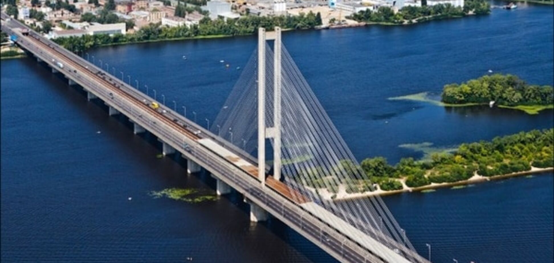 Подробиці ДТП на Південному мосту в Києві: BMW протаранив військовий КрАЗ