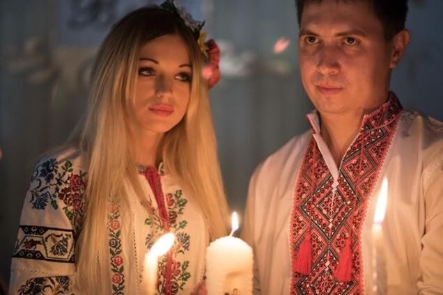 В обстреливаемой Сартане греки сыграли свадьбу в вышиванках: фоторепортаж