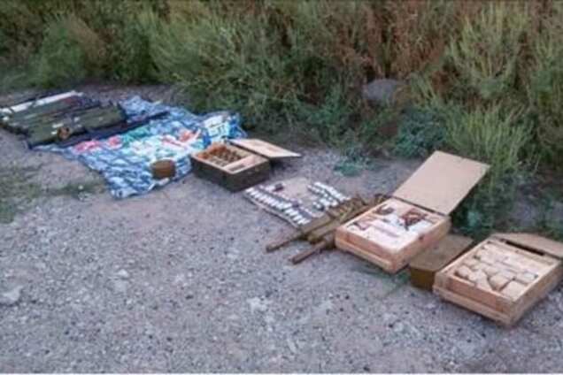 'Трамадол', стволы, гранаты. СБУ на Донбассе нашла арсенал оружия: опубликованы фото