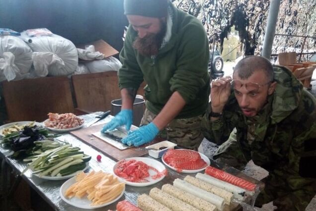Суши по-украински: боец АТО показал фото из фронтовой кухни