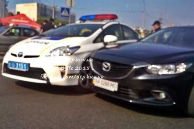 В Киеве полицейский Prius 'поцеловался' с Mazda: фото с места ДТП