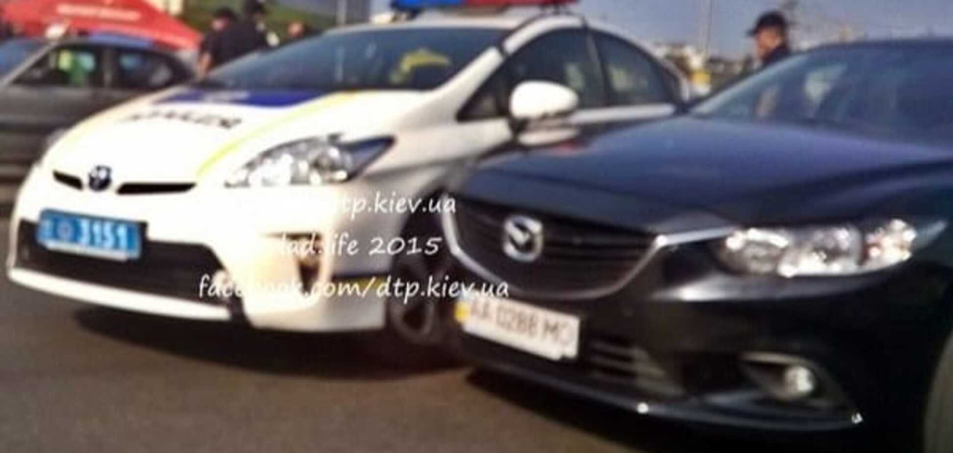 В Киеве полицейский Prius 'поцеловался' с Mazda: фото с места ДТП