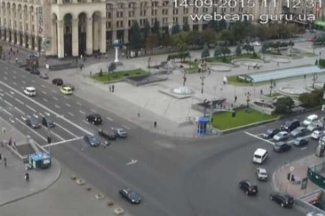 Поспішали: на Майдані авто збило пару, яка перебігала жваву дорогу 