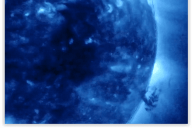 40 часов торнадо: в NASA засняли огромный вихрь на Солнце: видеофакт