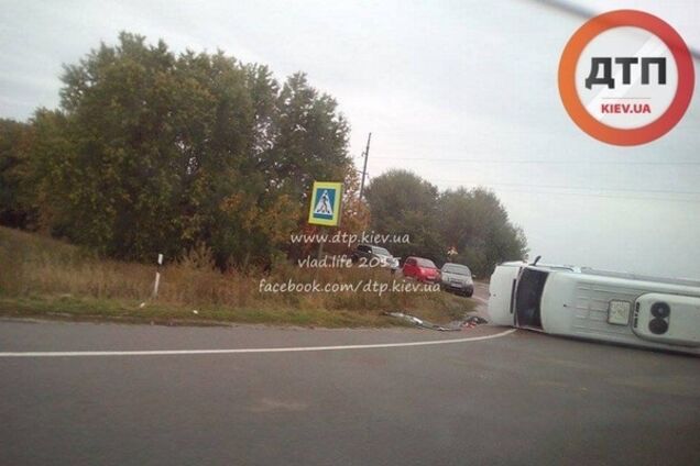 На Киевщине перевернулась маршрутка: фото с места ДТП