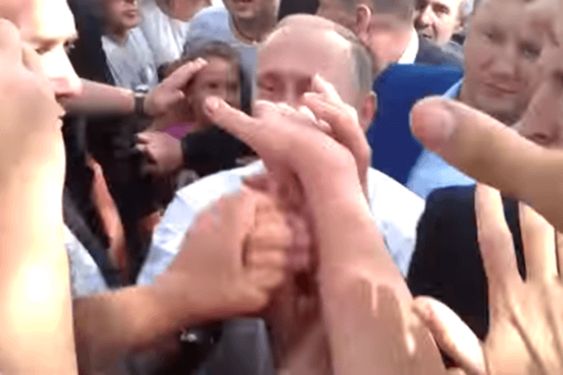 Доторкнутися до Путіна. У Криму влаштували тисняву через голову РФ: відеофакт