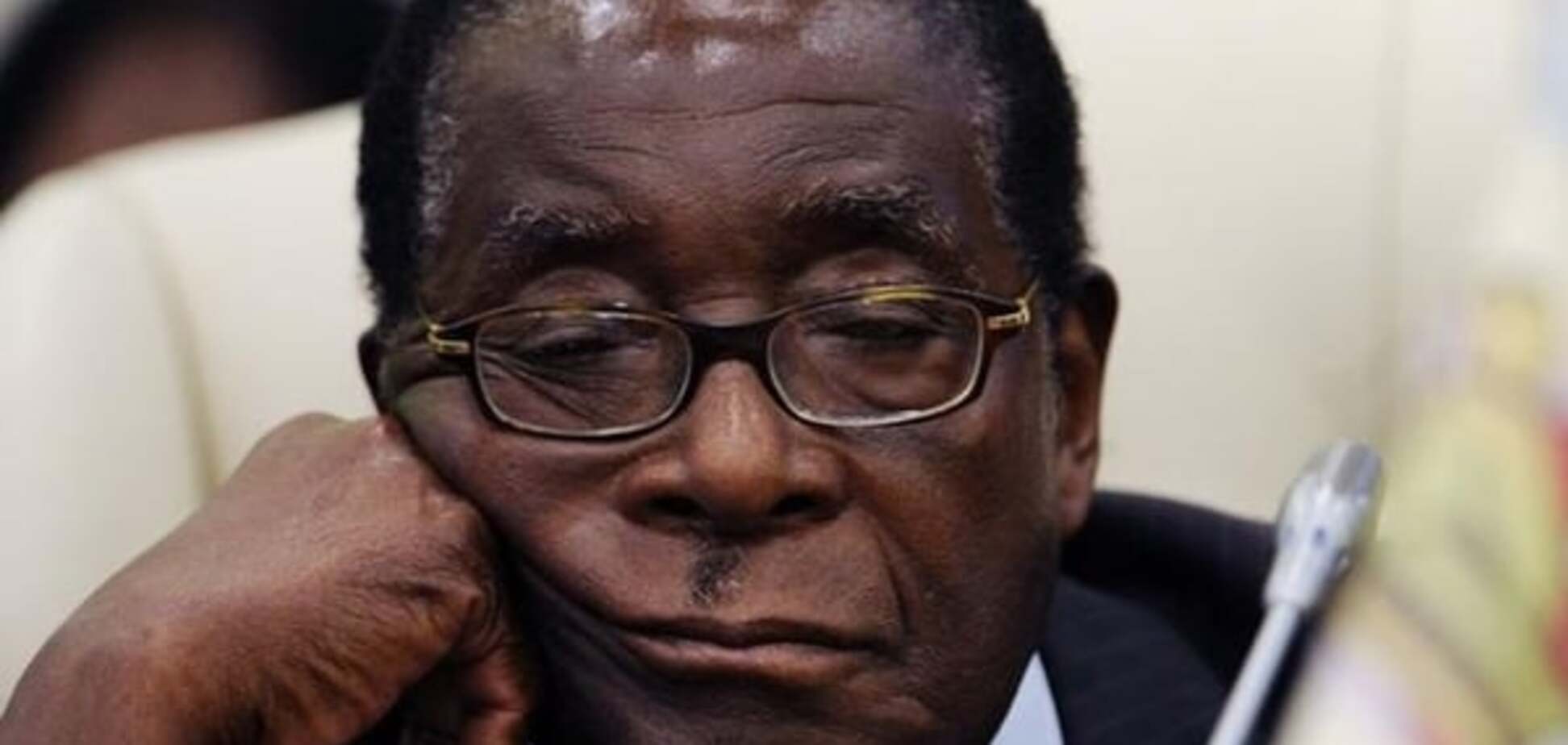 91-летний президент Зимбабве 25 минут читал не ту речь 