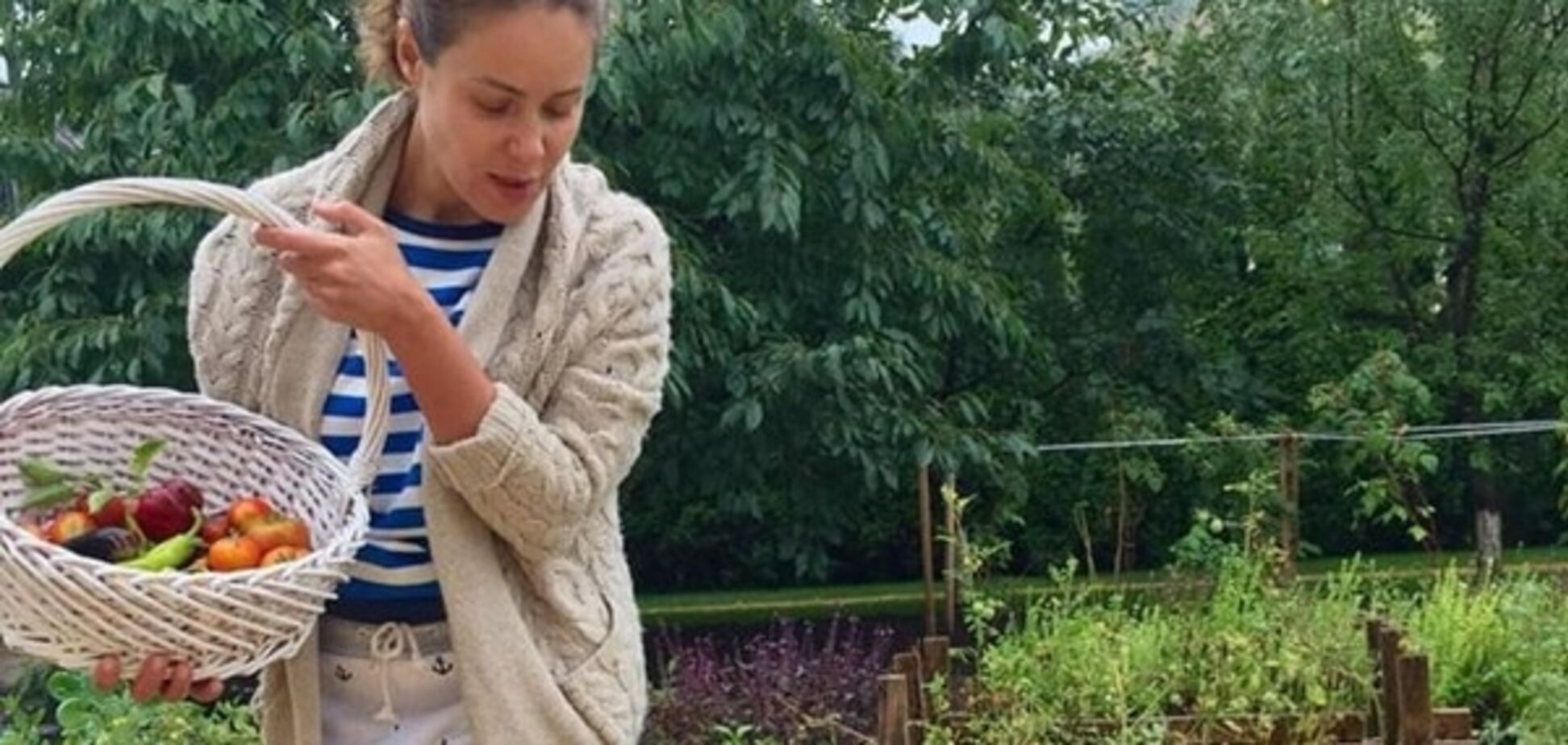 Королевская копается в огороде в сапогах за 3 тыс. гривен: фотофакт