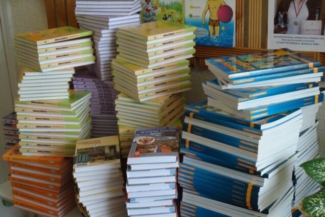 В оккупированном Донецке школьникам выдали учебники из будущего: фотофакт