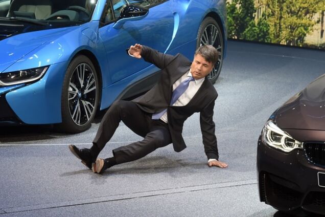 Франкфуртский автосалон: гендиректор BMW потерял сознание на презентации. Опубликованы фото