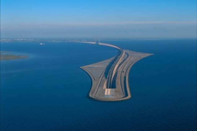 Фото дивного мосту в Європі, який 'пірнає' під воду