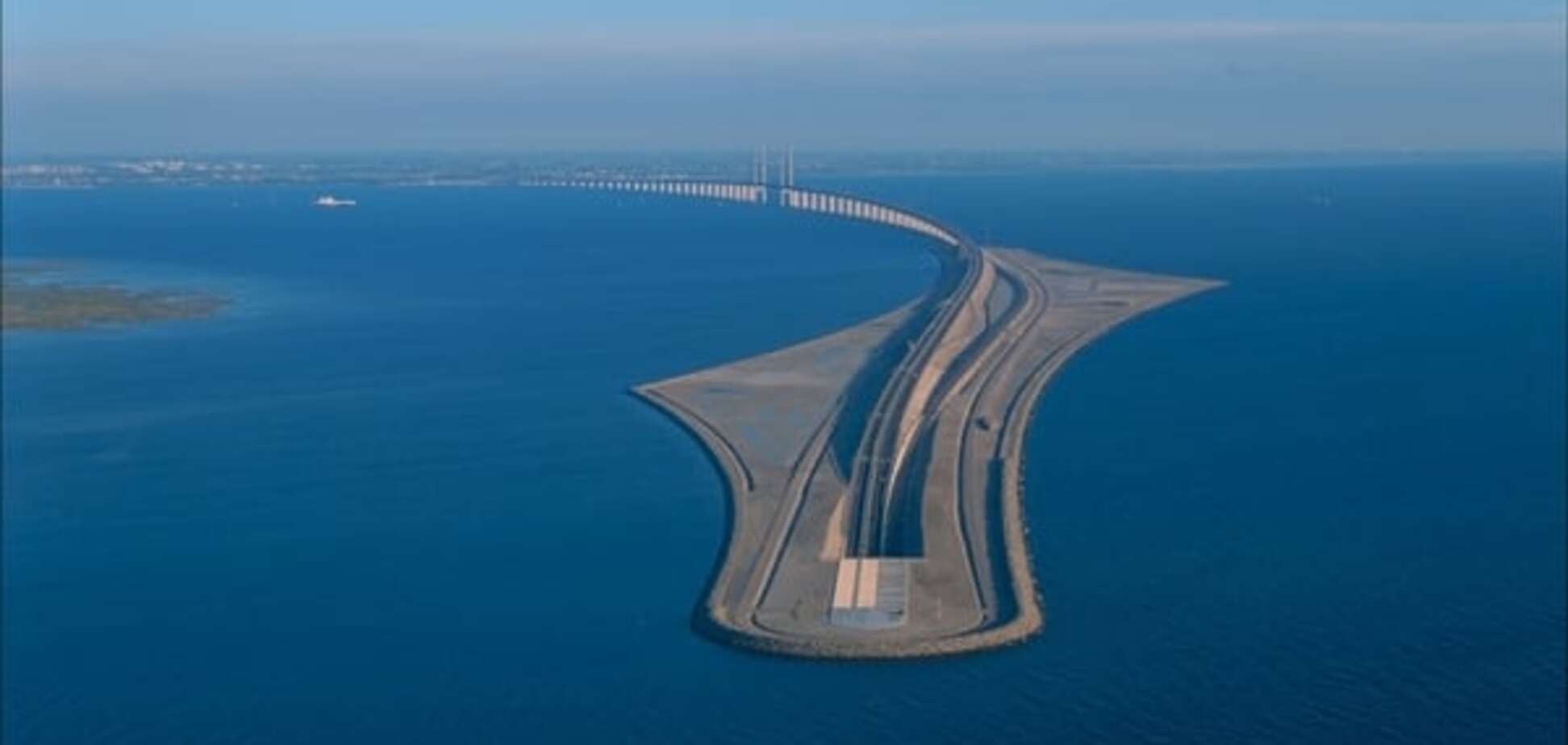 Фото удивительного моста в Европе, который 'ныряет' под воду