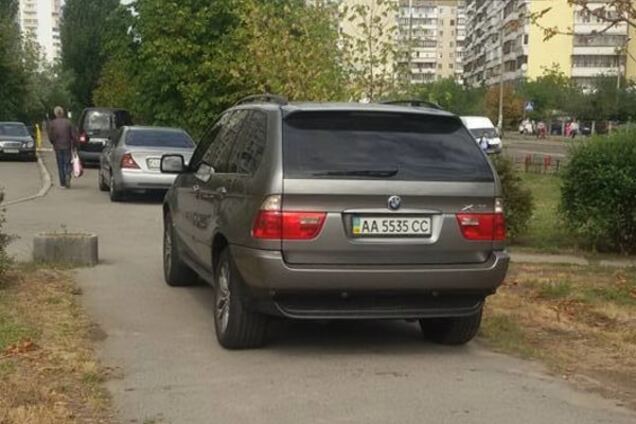 Водитель BMW перепутал дорогу с тротуаром: фото 'героя'