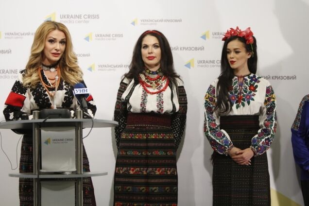 Сумская и Яремчук примерили старинные вышиванки на показе у Литовченко