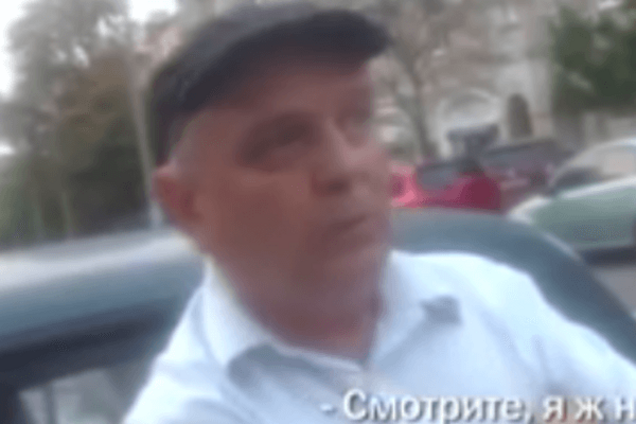 Да я 15 лет без прав! 'Старик-разбойник' проехал на красный свет и угрожал полиции: видеофакт