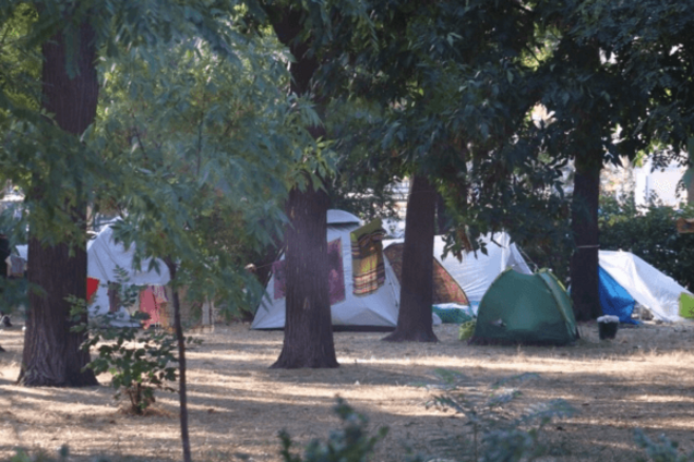 Цигани-біженці: в Одесі на Куликовому полі оселився табор 'луганчан'. Фотофакт