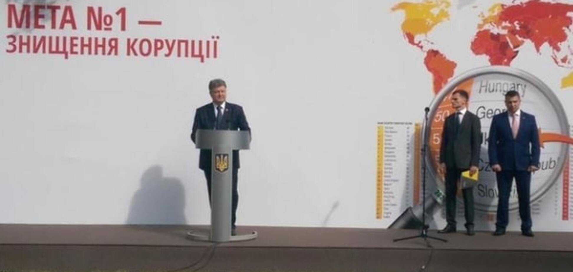 Порошенко принял присягу детективов НАБУ