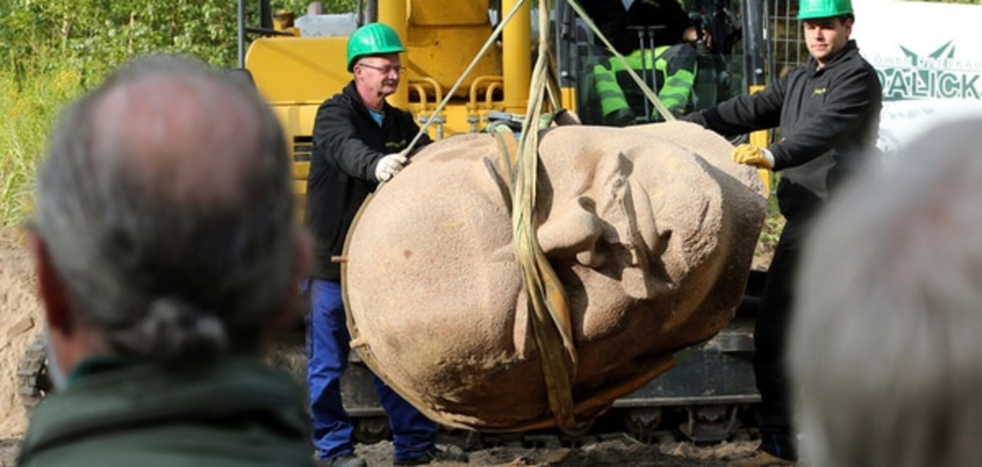 Под Берлином откопали гигантскую голову Ленина