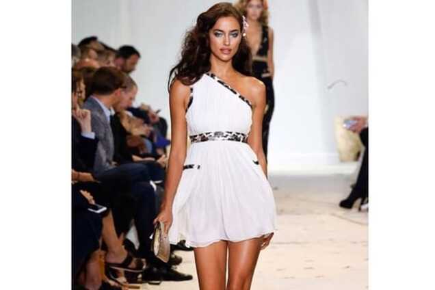 Ирина Шейк в белом мини-платье показала стройные ножки на дефиле в Нью-Йорке