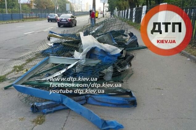 В Киеве неуправляемый джип снес 35 метров ограждения: фотофакт