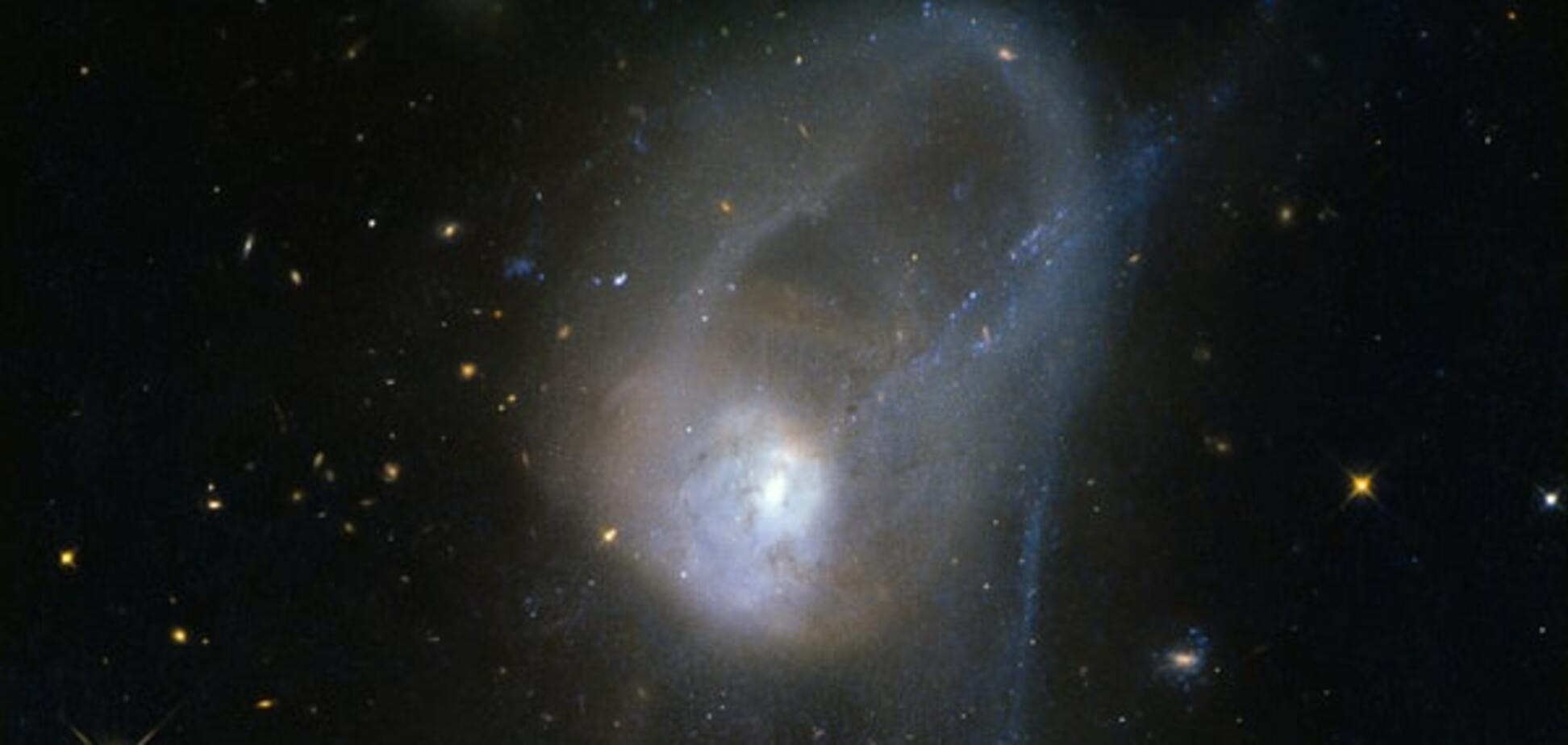 NASA зафиксировало редкое слияние галактик: фотофакт