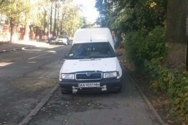 'Парковка по-татарски': водитель Skoda наплевал на пешеходов. Фотофакт