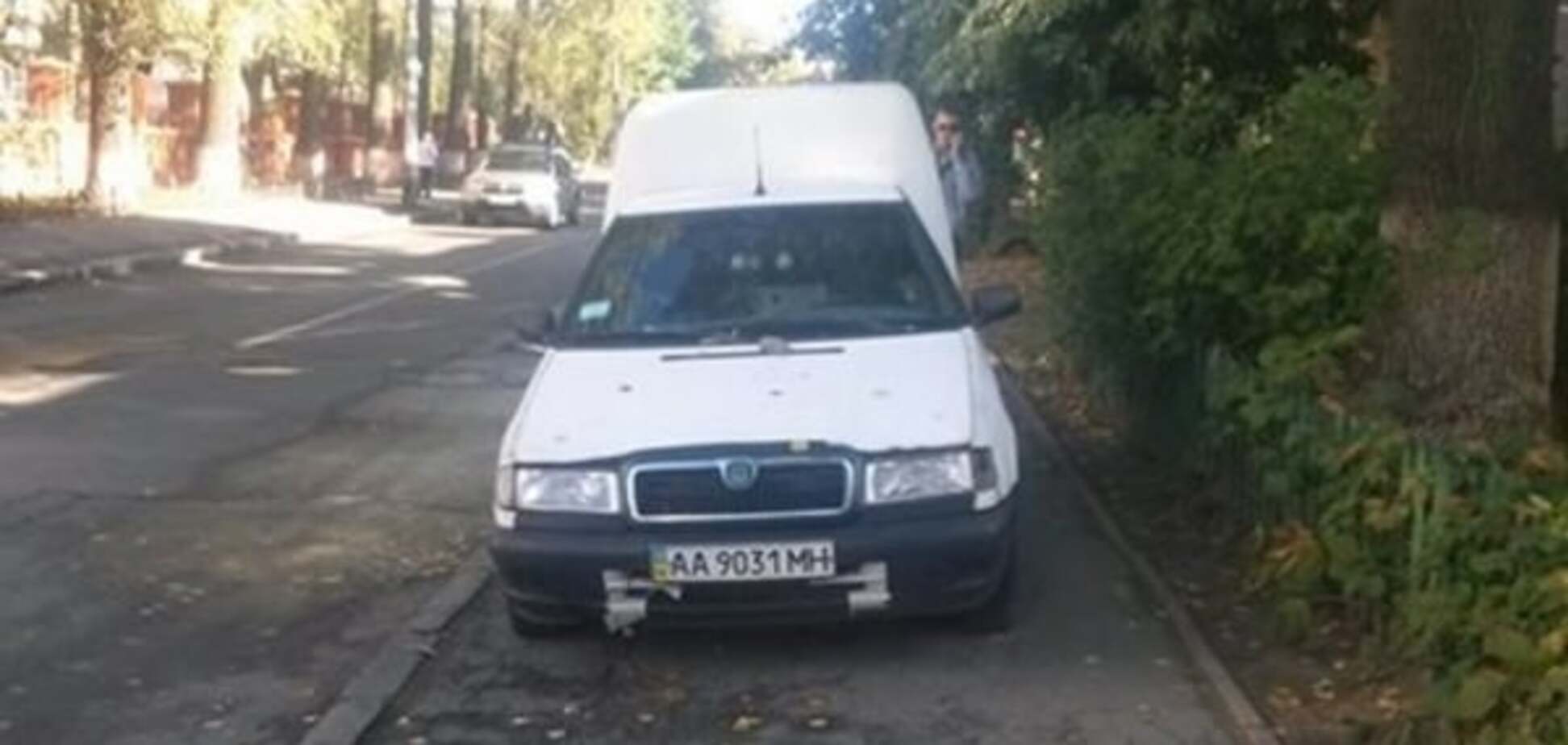 'Парковка по-татарськи': водій Skoda наплював на пішоходів. Фотофакт