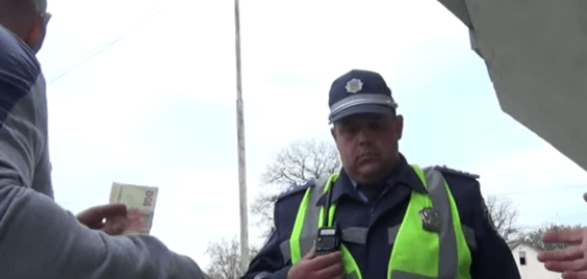 Соблазнили: в Одессе активисты спровоцировали ГАИшника на взятку. Видеофакт