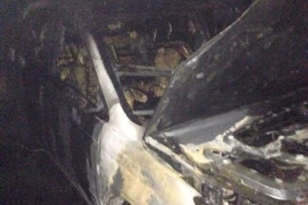 В Киеве возле девятиэтажки сгорели три автомобиля