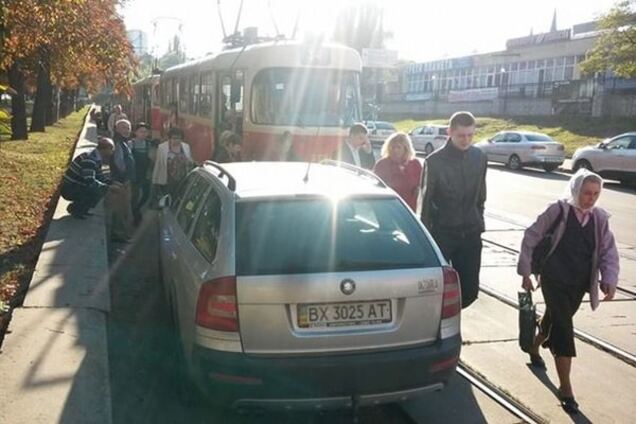 В Киеве автохам заблокировал движение трамваев на Подоле: фотофакт
