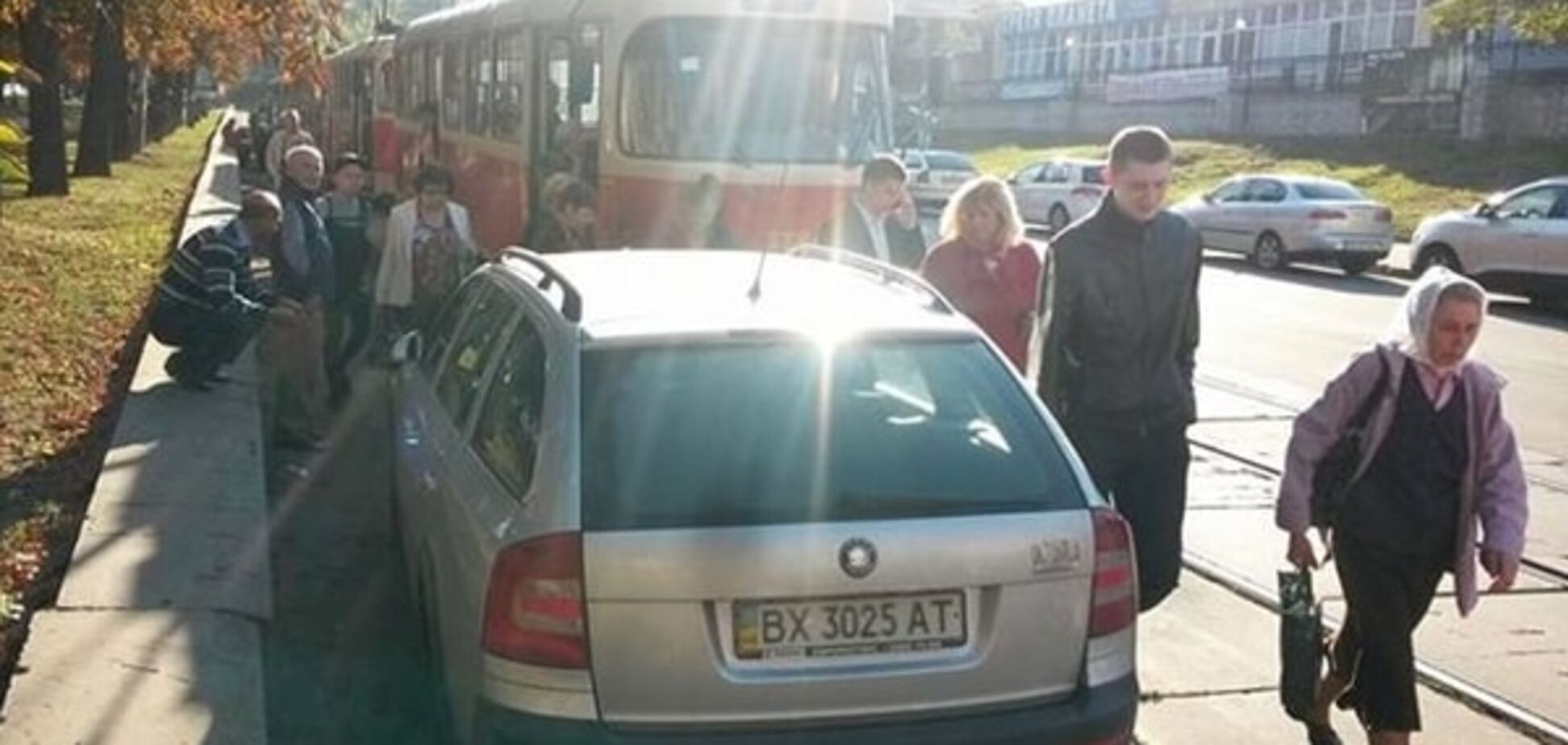 В Киеве автохам заблокировал движение трамваев на Подоле: фотофакт