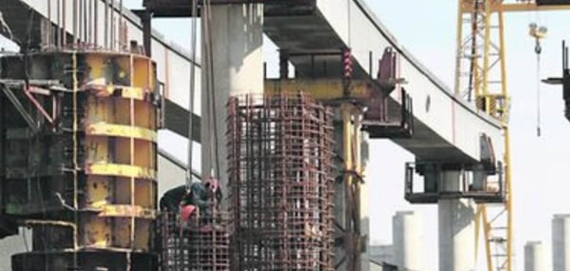 В Киеве сборщики металлолома начали разбирать мост-долгострой