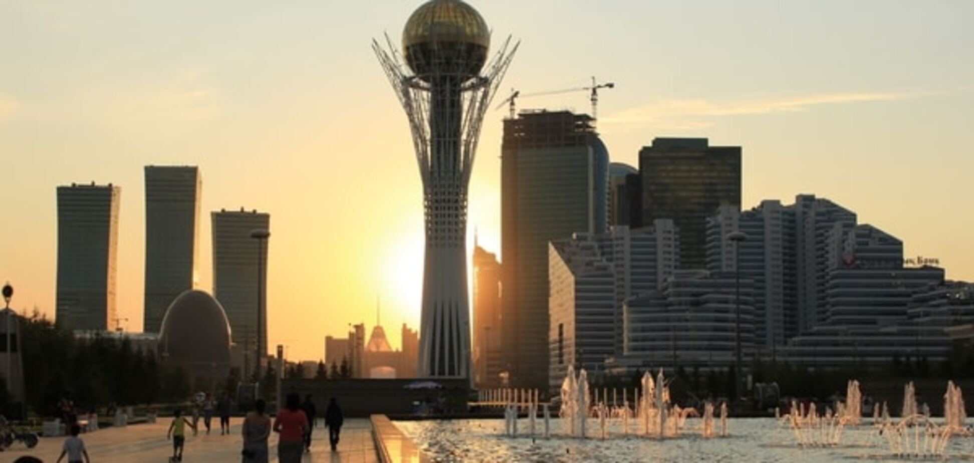 У Казахстані припинили продавати долари і євро