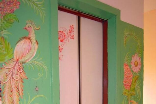 В Киеве появился лифт с петриковской росписью: фотофакт