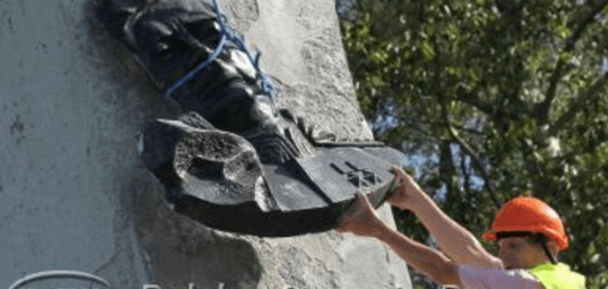 В Польше снесли памятник советскому генералу: фотофакт