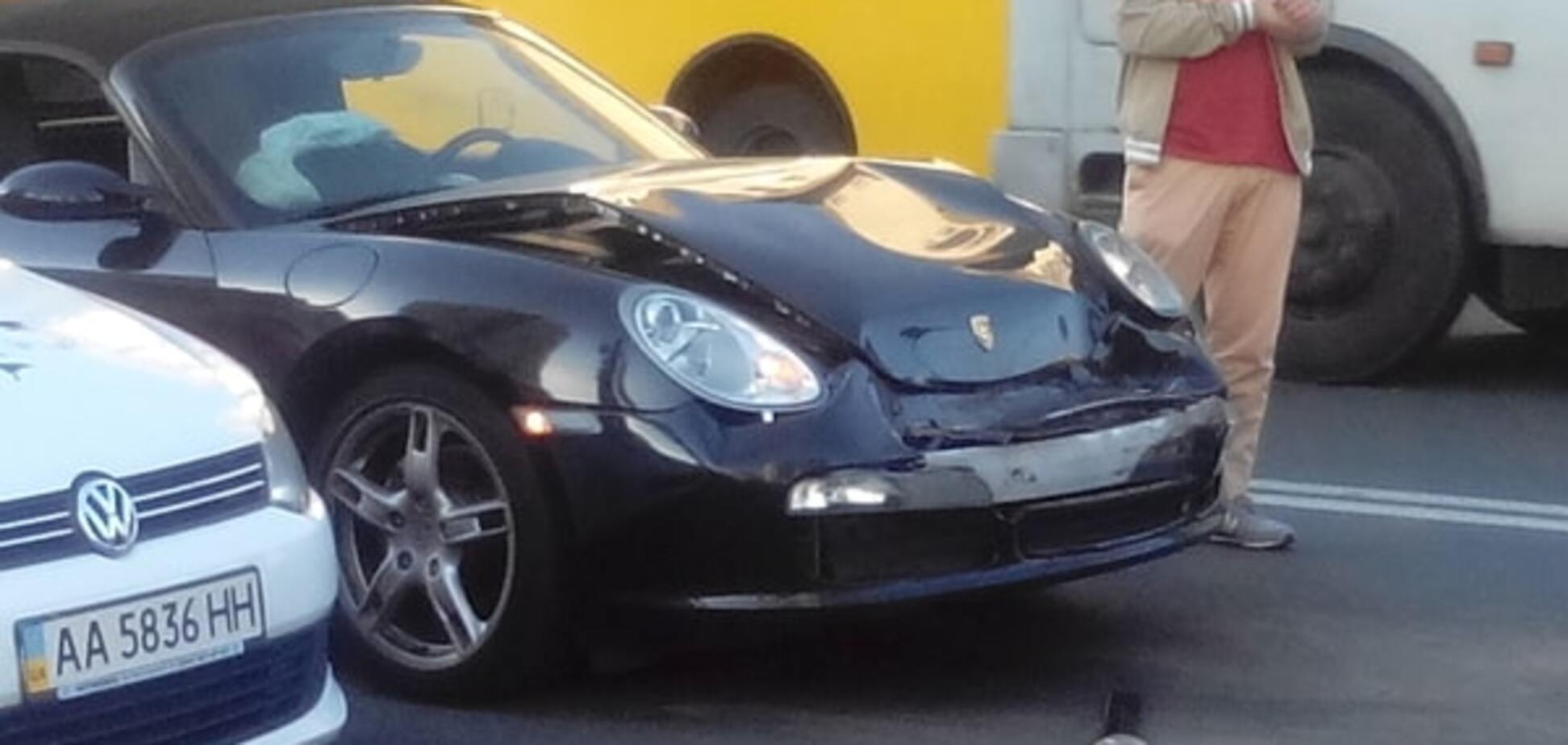 В Киеве Porsche 'влетел'в Toyota: фото с места ДТП