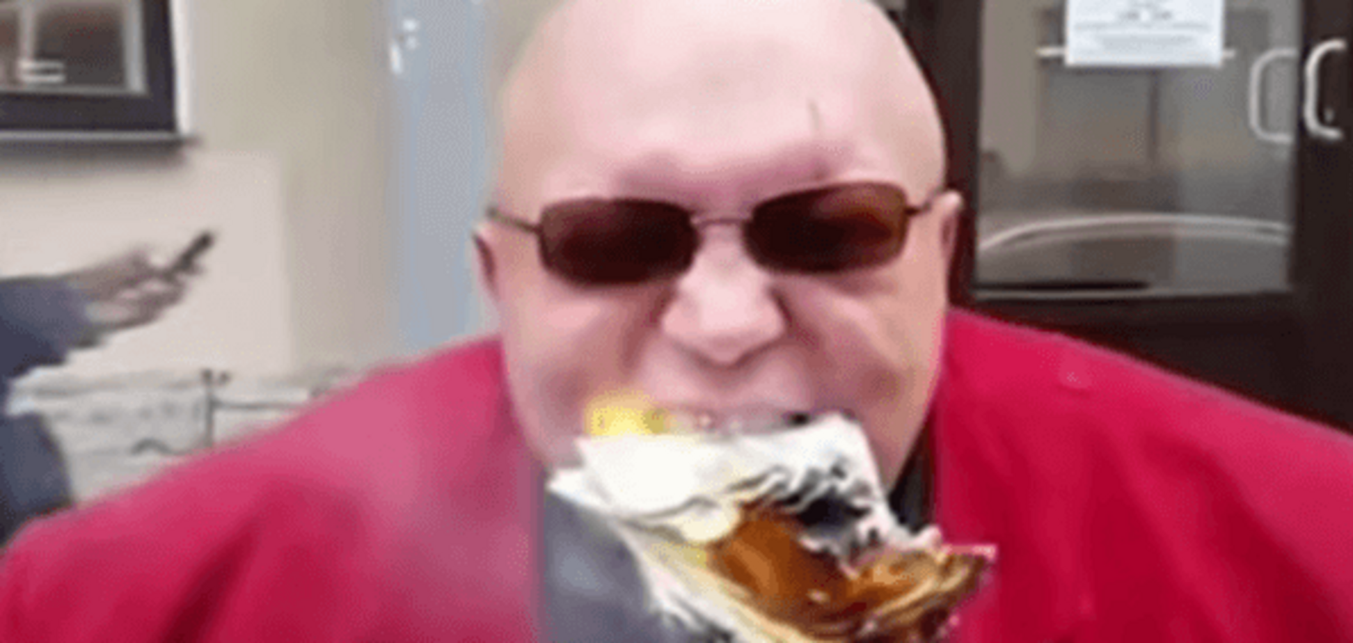 'Борец с санкционкой' Барецкий на глазах бедняков сжег пачку долларов и евро. Видеофакт